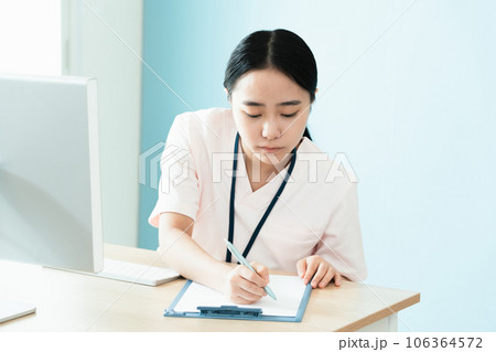 パソコン作業をする医療スタッフの女性 106364572