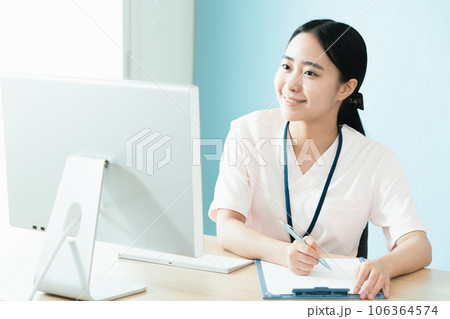 パソコン作業をする医療スタッフの女性 パソコン作業をする医療スタッフの女性 106364574