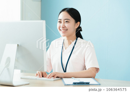 パソコン作業をする医療スタッフの女性 パソコン作業をする医療スタッフの女性 106364575
