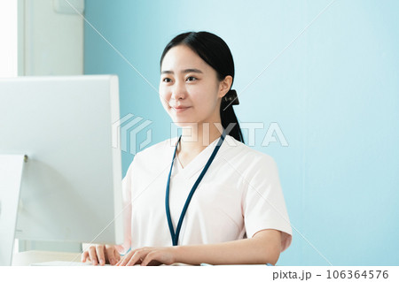 パソコン作業をする医療スタッフの女性 106364576