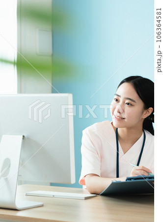 パソコン作業をする医療スタッフの女性 パソコン作業をする医療スタッフの女性 106364581