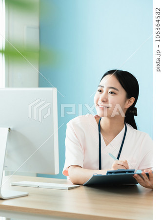 パソコン作業をする医療スタッフの女性 パソコン作業をする医療スタッフの女性 106364582