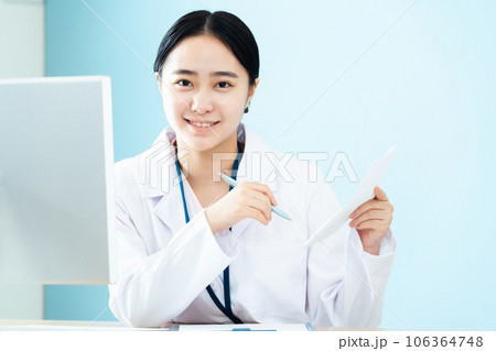 確認作業をする白衣姿の医療従事者 106364748