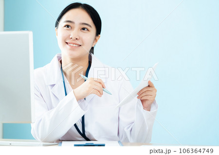 確認作業をする白衣姿の医療従事者 106364749