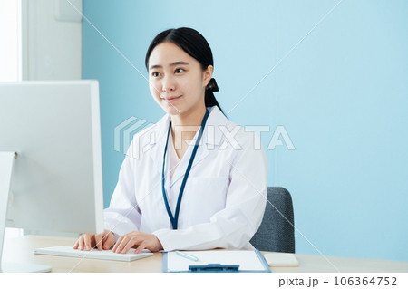 確認作業をする白衣姿の医療従事者 106364752