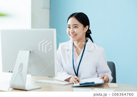 確認作業をする白衣姿の医療従事者 確認作業をする白衣姿の医療従事者 106364760