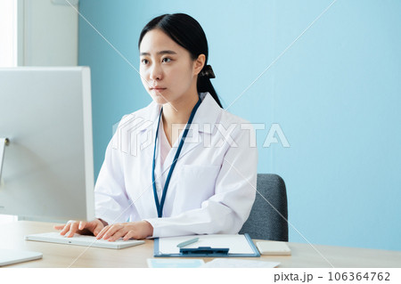 確認作業をする白衣姿の医療従事者 106364762
