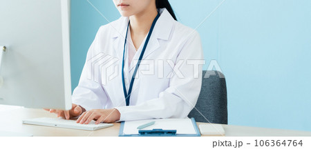 確認作業をする白衣姿の医療従事者 106364764