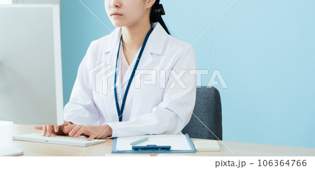 確認作業をする白衣姿の医療従事者 106364766