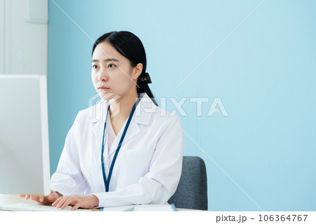 確認作業をする白衣姿の医療従事者 確認作業をする白衣姿の医療従事者 106364767