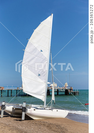 Catamaran 106365272