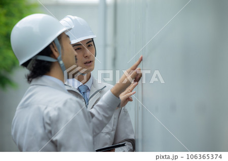 作業着の男性 106365374