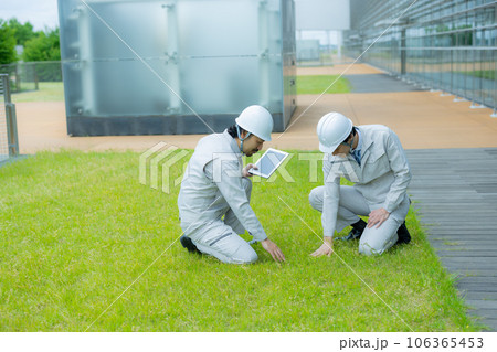 作業着の男性 106365453