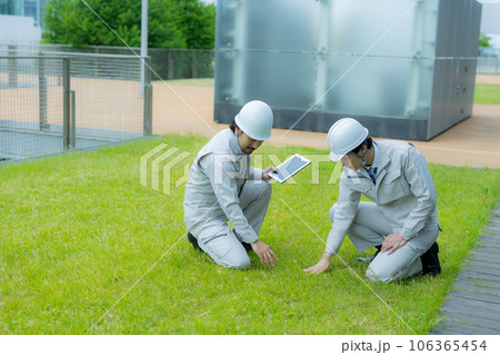 作業着の男性 106365454