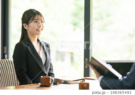 OB訪問をする就活時期の大学生 106365491
