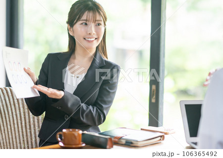 資料を手に接客をする若いビジネスウーマン 106365492