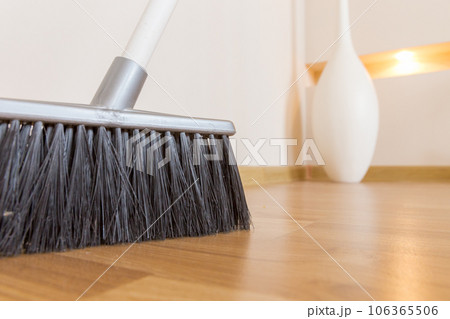 Broom 106365506
