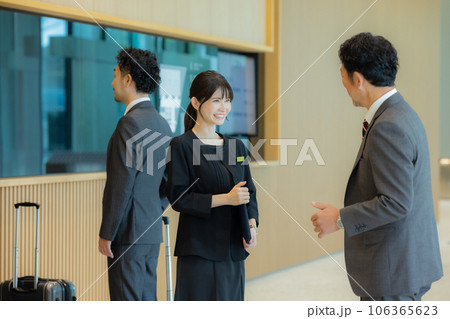 ロビーで受付をするビジネスマン　　 106365623
