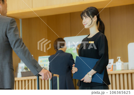 ロビーで受付をするビジネスマン　　 106365625