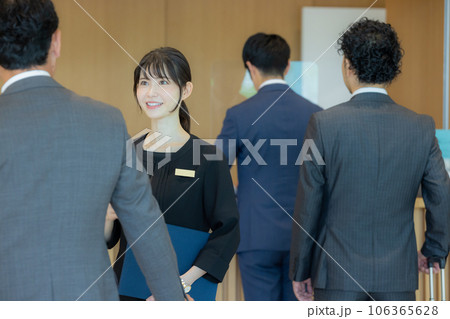 ロビーで受付をするビジネスマン　　 106365628