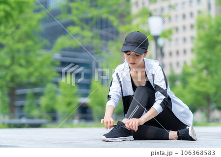 都会でジョギング前に準備をする若い女性 106368583