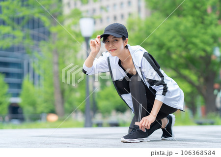 都会でジョギング前に準備をする若い女性 106368584