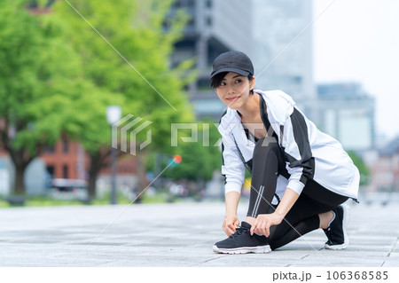 都会でジョギング前に準備をする若い女性 都会でジョギング前に準備をする若い女性 106368585