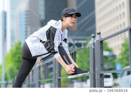 都会でジョギング前に準備をする若い女性 106368616