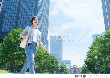 オフィス街に通勤するオフィスカジュアルの若いビジネスウーマン オフィス街に通勤するオフィスカジュアルの若いビジネスウーマン 106368665