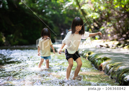 渓流で水遊びする姉妹 渓流で水遊びする姉妹 106368842