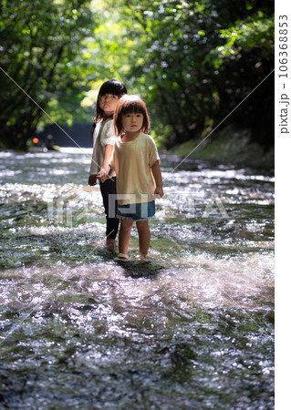 渓流で水遊びする姉妹 渓流で水遊びする姉妹 106368853