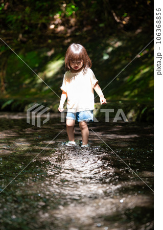 渓流で水遊びする小さな女の子 渓流で水遊びする小さな女の子 106368856