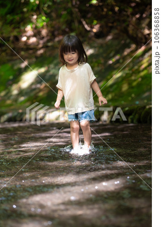 渓流で水遊びする小さな女の子 渓流で水遊びする小さな女の子 106368858