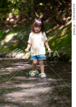 渓流で水遊びする小さな女の子 106368859