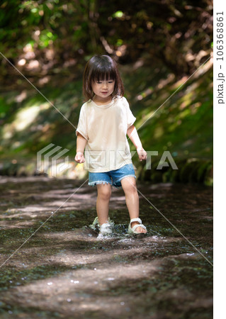 渓流で水遊びする小さな女の子 106368861