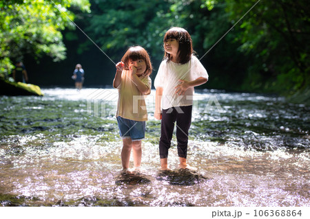 渓流で水遊びする姉妹 106368864