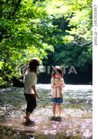 渓流で水遊びする姉妹 106368867