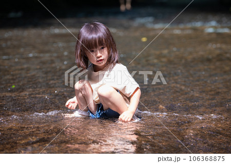 渓流で水遊びする小さな女の子 106368875