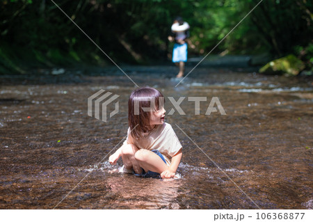 渓流で水遊びする小さな女の子 106368877