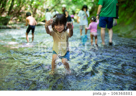 渓流で水遊びする小さな女の子 106368881