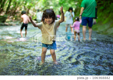 渓流で水遊びする小さな女の子 106368882