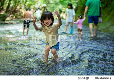 渓流で水遊びする小さな女の子 106368883