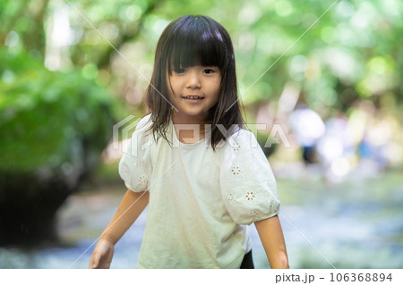 渓流で水遊びする小さな女の子 106368894
