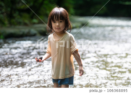 渓流で水遊びする小さな女の子 106368895