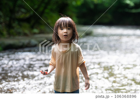 渓流で水遊びする小さな女の子 106368896