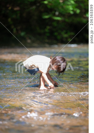 渓流で水遊びする小さな女の子 106368899