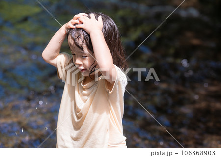 渓流で水遊びする小さな女の子 106368903