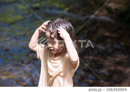 渓流で水遊びする小さな女の子 106368904