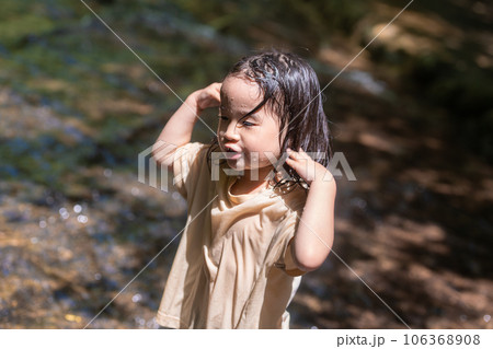 渓流で水遊びする小さな女の子 106368908