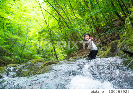 渓流で水遊びする小さな女の子 106368925